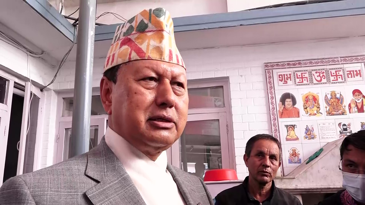 स्वास्थ्यमन्त्री मोहनबहादुर बस्नेतले गरे औषधि पसलमा अनुगमन